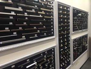 Витрина с мебельными ручками